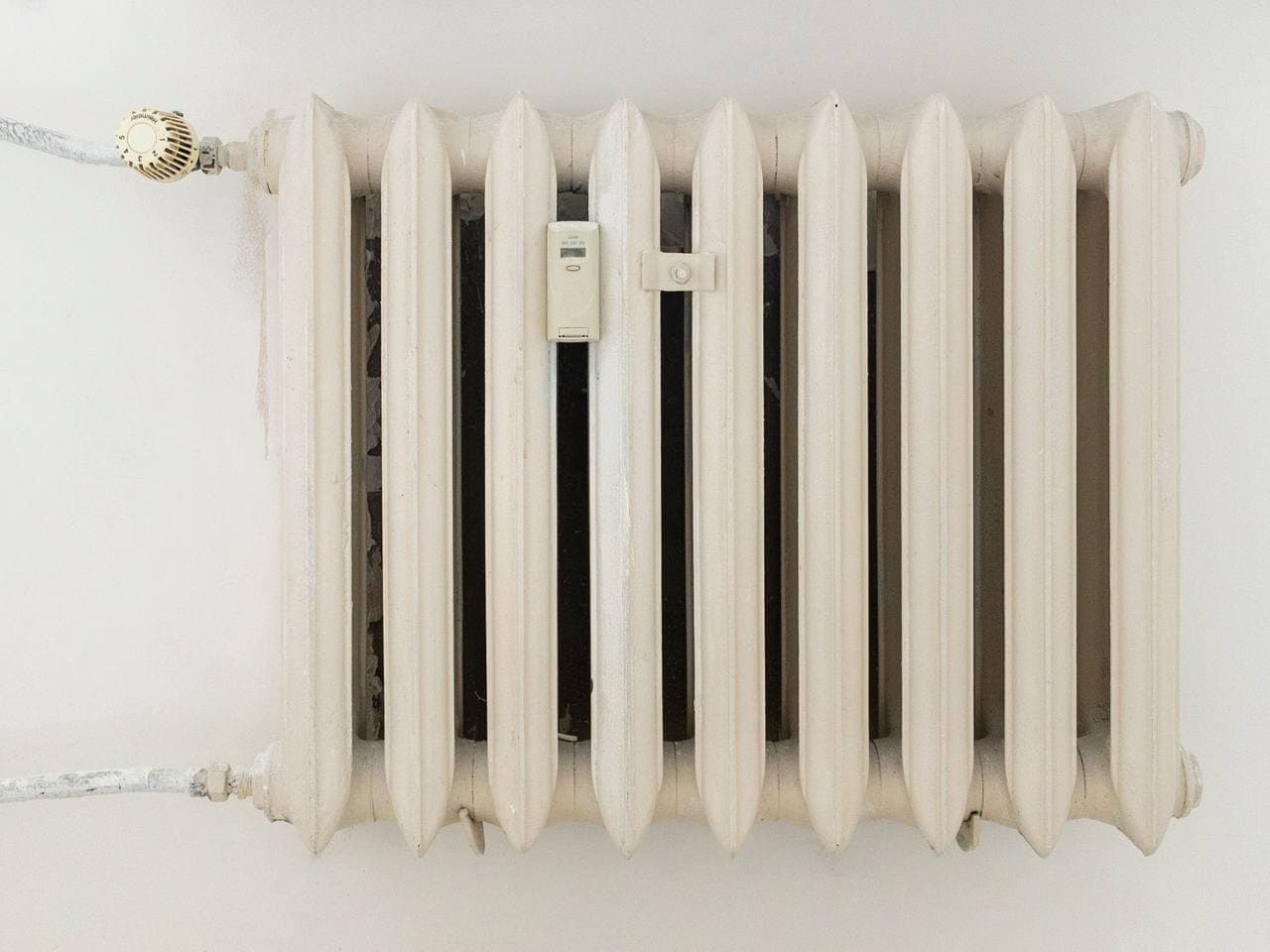 Bílý článkový radiátor s termostatickou hlavicí