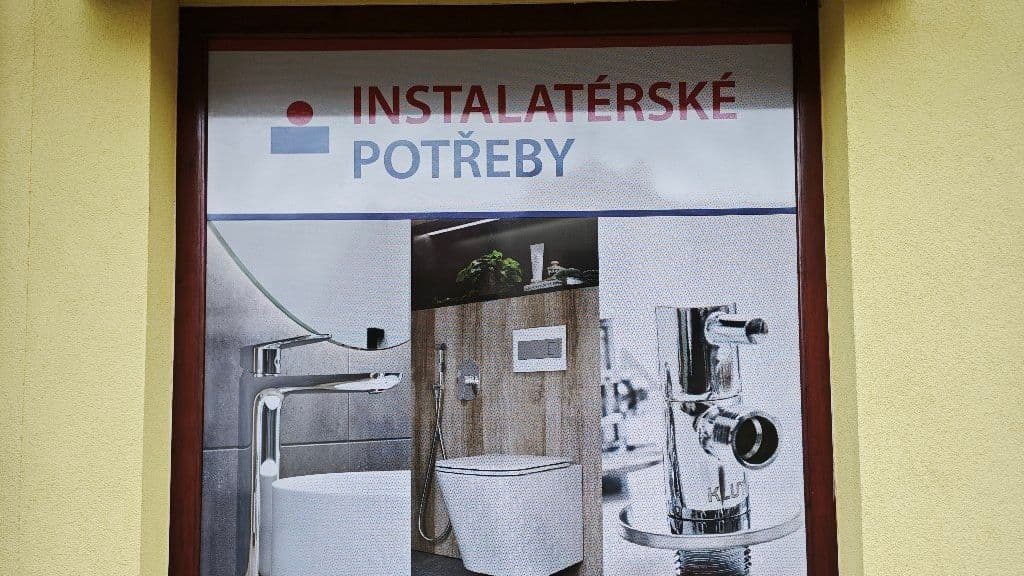 Výloha prodejny Instalatérství Hampl v Nymburce s nápisem Instalatérské potřeby